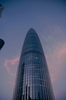 夕阳西下，现代摩天大楼映衬着天空，景色令人叹为观止，展现了都市建筑的魅力。 - 相关推荐