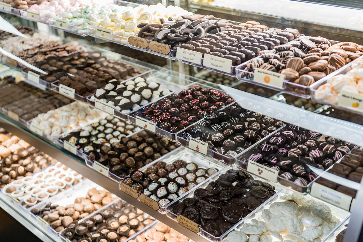 Masa üzerinde dizili renkli bonbon ve çikolata şekerleri