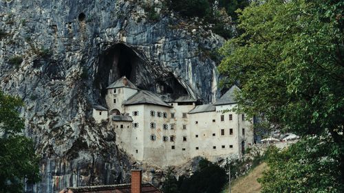 Free Predjama Castle nestled in a cliff near Postojna, Slovenia, showcasing a stunning medieval architecture. Stock Photo