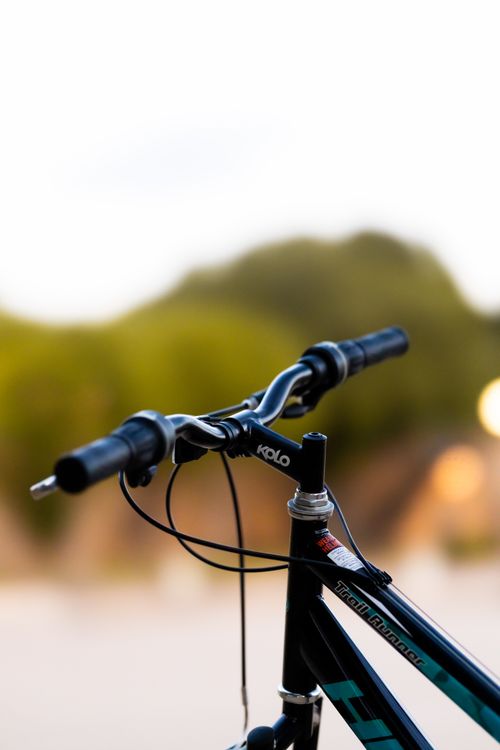 Free Detailed view of bicycle handlebars in a serene outdoor setting during the day. Stock Photo
