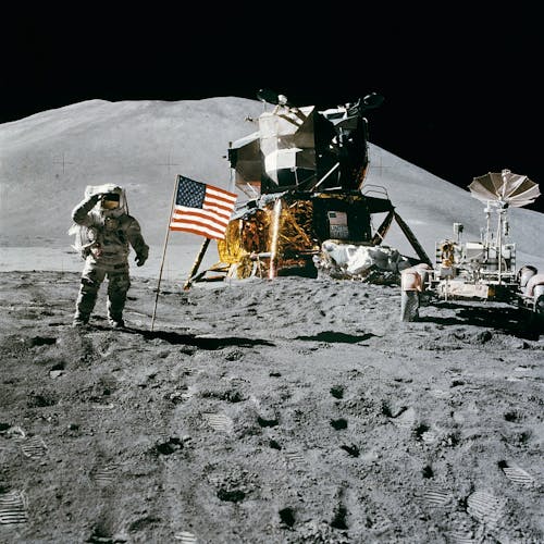 Astronaute Debout à Côté Du Drapeau Américain Sur La Lune