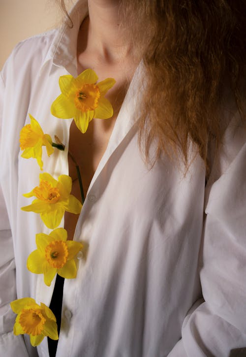 Frau Im Weißen Knopf Oben Hemd Mit Gelben Blumen Auf Ihrer Brust