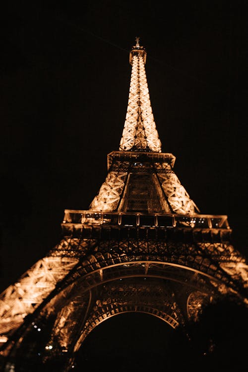 Эйфелева башня в Париже в ночное время