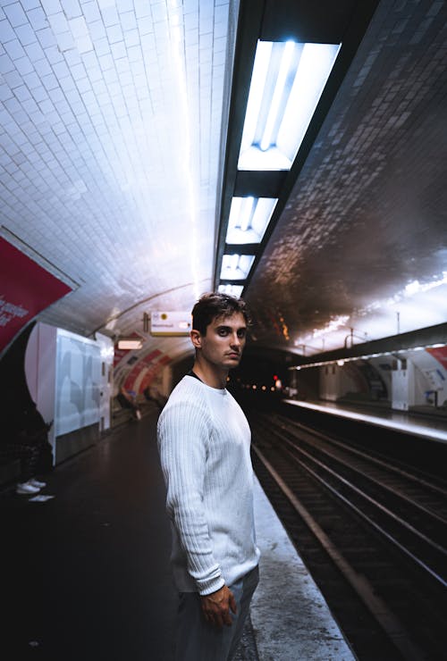 Gratis Pria Berkemeja Putih Berdiri Di Stasiun Kereta Foto Stok
