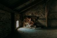 一个女人在废弃阁楼中的艺术作品传达了孤独与神秘
