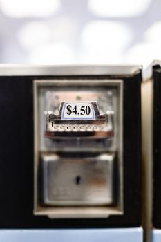 在室内环境中，自动售货机上的价格标签被放大至4.50美元