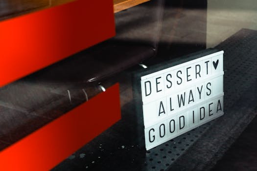 咖啡馆里有个灯箱标志，上面写着“甜点总是个好主意”