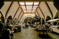 探索一个拥有独特建筑、拱形天花板、美食摊位和繁华活动的室内市场