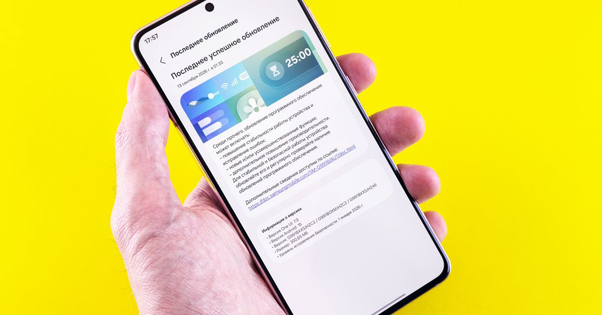 Smartfon w dłoni na żółtym tle