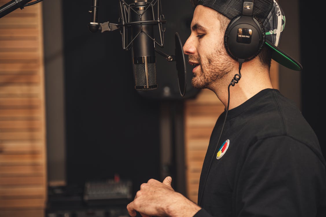 Free Man in Black Crew Neck T-shirt Wearing Black Headphones Stock Photo