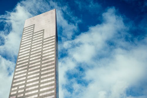 Mavi Gökyüzü Altında Yüksek Bina