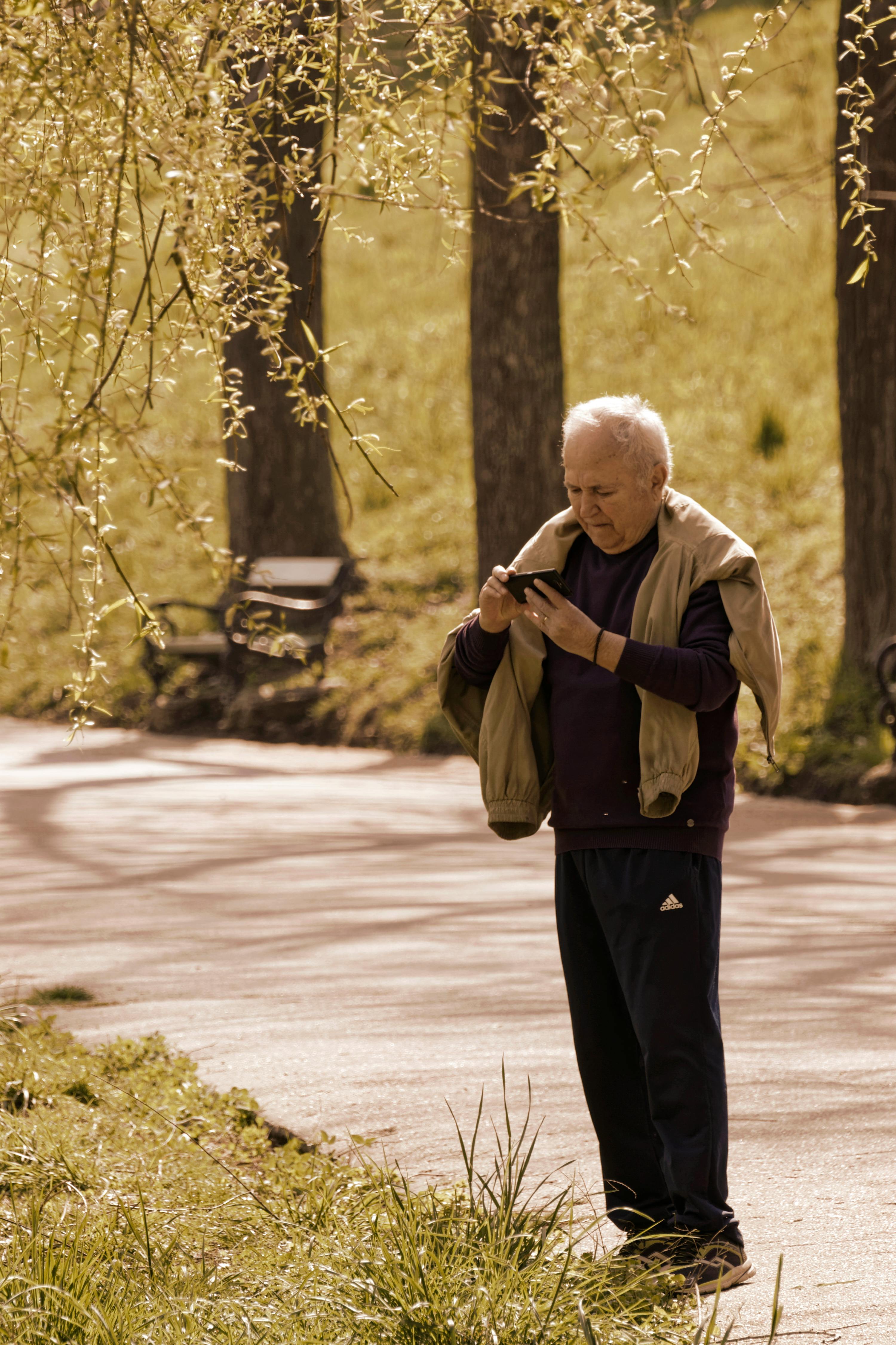 Kostenloses Foto zum Thema alte person, älterer herr, balustraden