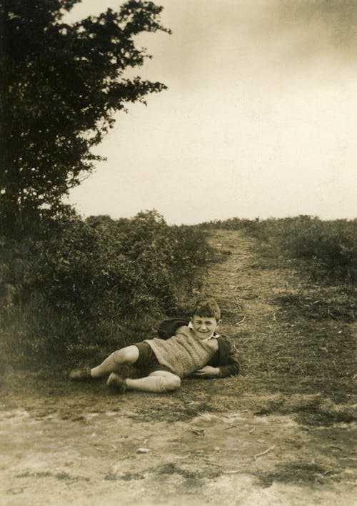 Chłopiec Leżący Na Trawie