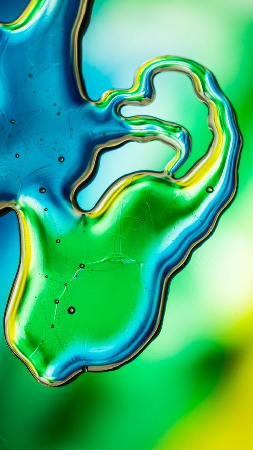 Free Dynamic abstract artwork showcasing vivid blue and green liquid shapes on a bright background. Stock Photo
