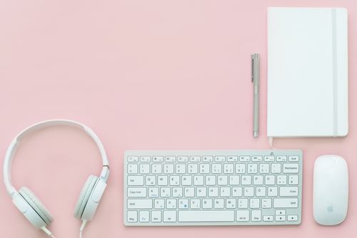 Free Flat lay of modern workspace with keyboard, mouse, headphones on pink background. Stock Photo