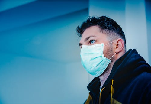 Kostenlos Mann In Der Schwarzen Und Gelben Jacke Mit Gesichtsmaske Stock-Foto