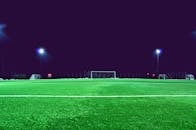 在瑞典诺塔列，夜间灯光明亮的足球场展示着绿色的草坪和体育场的灯光