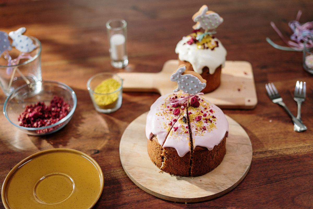 Easter finger food dessert ideas — pastel mini cheesecake bites on a spring party table