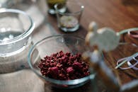 木制桌子上的玻璃碗里装着五颜六色的复活节蛋糕材料，非常适合节日装饰