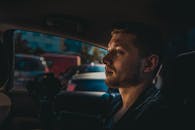 一名男子白天在摩尔多瓦拍摄的车内肖像，表情喜怒无常