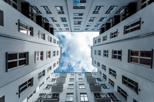 Free Upward view of a modern apartment courtyard in Warsaw, showcasing architectural symmetry. Stock Photo