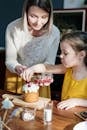 一对母女在阳光明媚的厨房里装饰复活节蛋糕