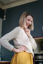 在一个舒适的室内，穿着针织毛衣的迷人女人向鲍勃露出了温暖的微笑