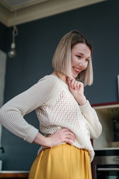 在一个舒适的室内，穿着针织毛衣的迷人女人向鲍勃露出了温暖的微笑
