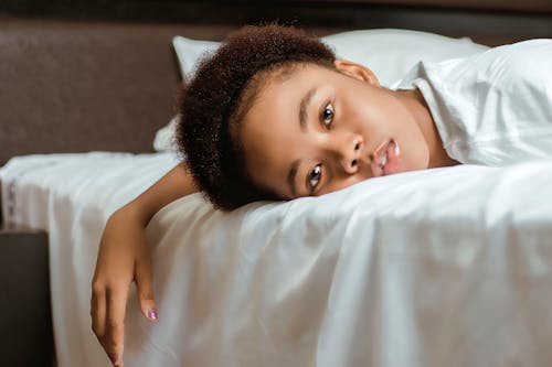 Ingyenes stockfotó afro haj, ágy, álló kép témában