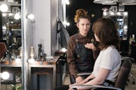 发型师在现代沙龙环境中为客户提供咨询