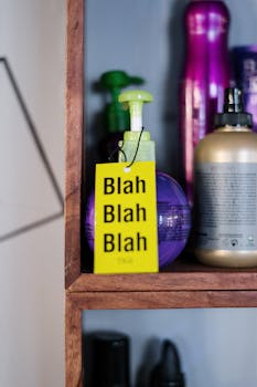 货架上摆满了充满活力的美容产品，并配有幽默的标签