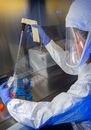 科学家在实验室实验中确保保护装备的精度和安全性
