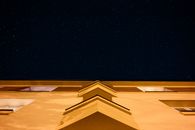 迷人的建筑立面在星空背景下，细节更加突出