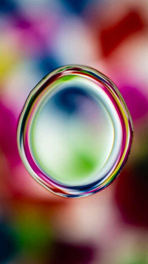 Free A vibrant, colorful abstract image featuring a single bubble against blurred hues, perfect for creative and artistic designs. Stock Photo