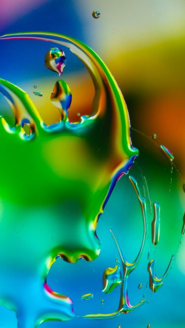 Fotomural Primer plano de coloridos patrones líquidos que crean arte abstracto. Los colores vivos y la composición dinámica lo hacen visualmente impactante.
