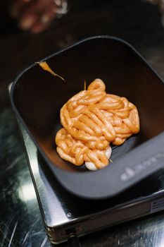 沙龙搅拌碗中，准备应用的橙色染发剂充满活力的特写