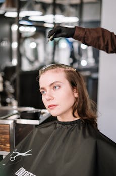 一名妇女在美发沙龙由专业造型师染发