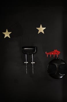 黑色表面上，工具与星形装饰的特写，构成了富有艺术感和趣味性的构图