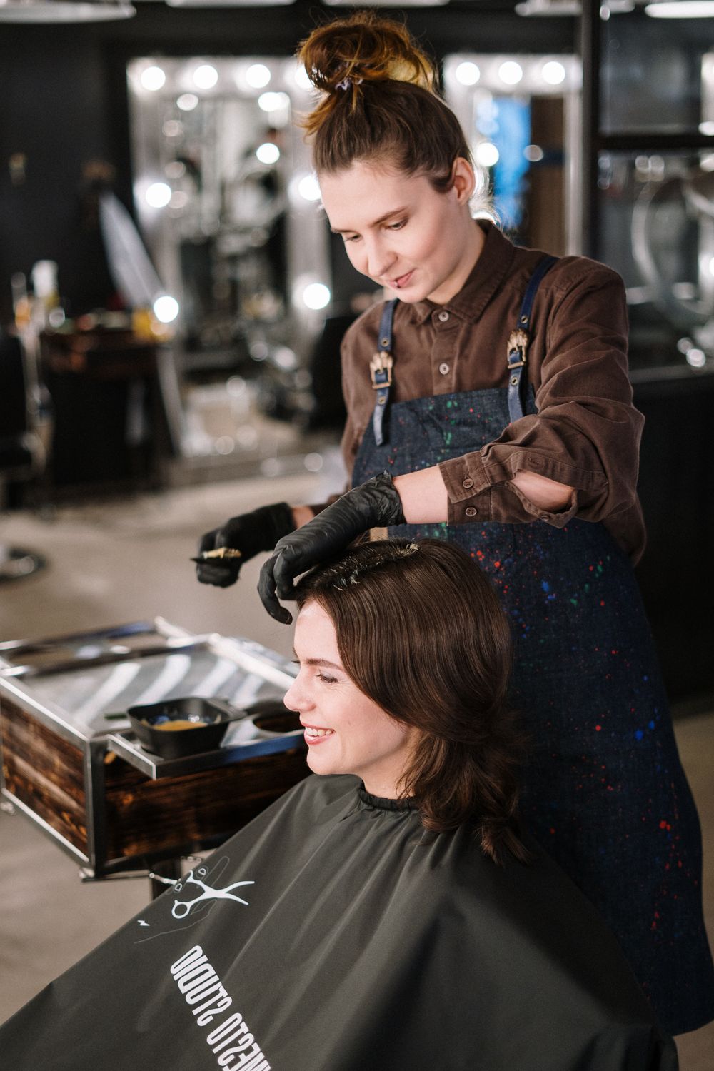 Auftragen von Haarfarbe im Friseursalon