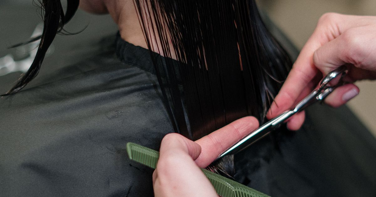 hairstylist memotong soft layer pendek di salon