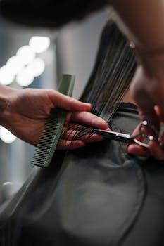 沙龙里，发型师正在剪湿头发的特写