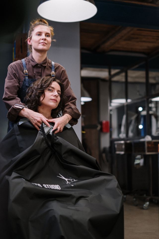 Mulher secando o cabelo delicadamente com uma toalha