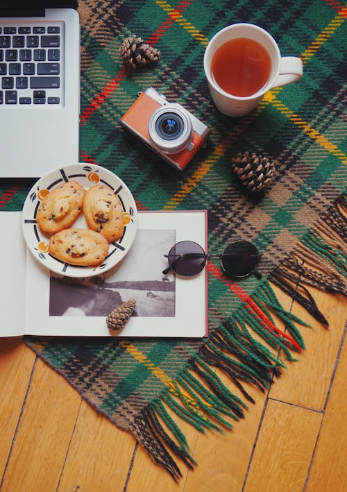 Kostnadsfri bild av bärbar dator, bok, Chocolate chip cookies