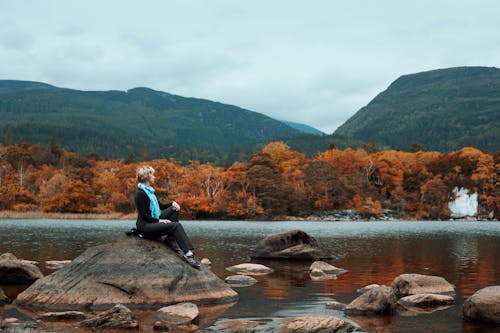 Mujer Sentada Sobre Una Roca Cerca Del Río