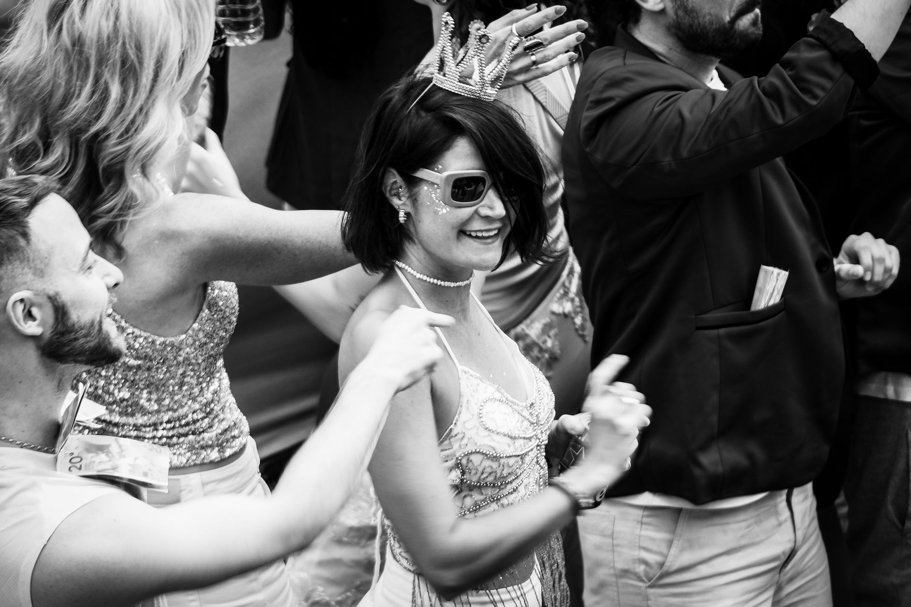 Amsterdam Dance Event'te kalabalık ve sahne ışıkları