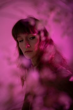 一幅梦幻粉色氛围的女性艺术肖像，运用了创意模糊和灯光效果
