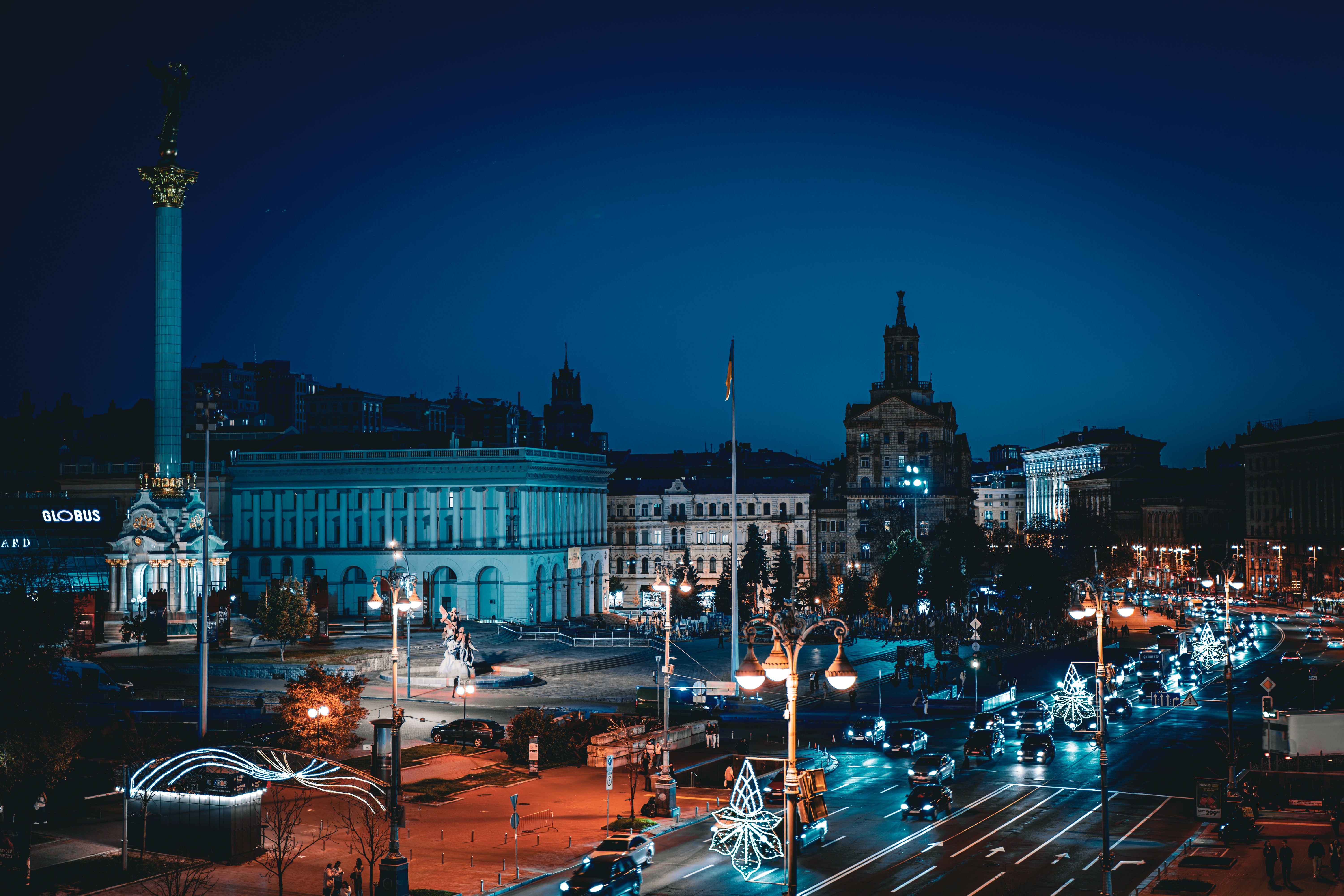 Gece Kiev'in şehir silüeti ve karanlık sokaklar