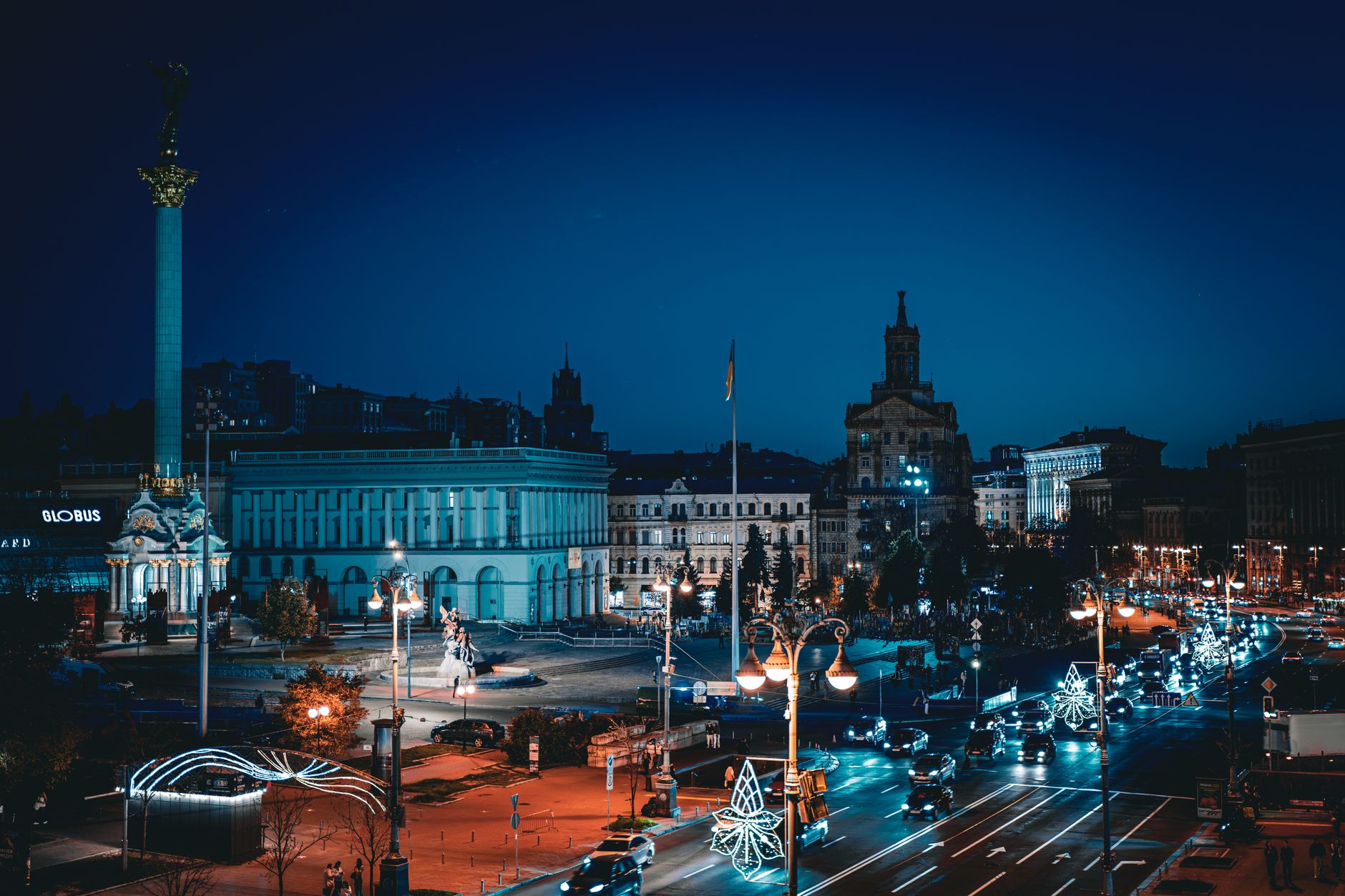 Gece Kiev'in şehir silüeti ve karanlık sokaklar