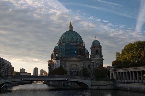 Free Scenic view of Berliner Dom and Friedrichs Bridge on a tranquil morning in Berlin. Stock Photo