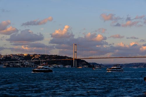 Free Scenic view of the Bosphorus Strait and bridge at sunset with boats in Istanbul, Türkiye. Stock Photo